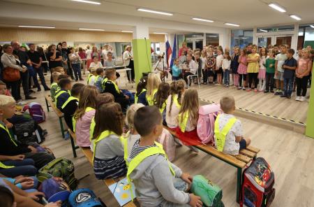 PRVOŠOLČKI CERKNICA 01 FOTO LJUBO VUKELIČ